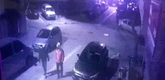 Esenyurt'ta gece vakti apartmana girmeye çalışan 5 şüpheli, bina sakinlerine korku dolu anlar yaşattı