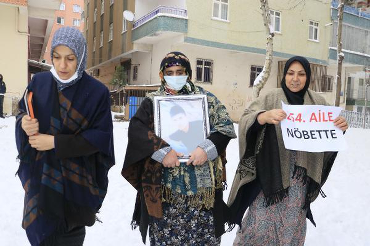 EVLAT NÖBETİNE KATILAN ANNE: OĞLUMU HDP GÖTÜRDÜ, ALMAYA GELDİM