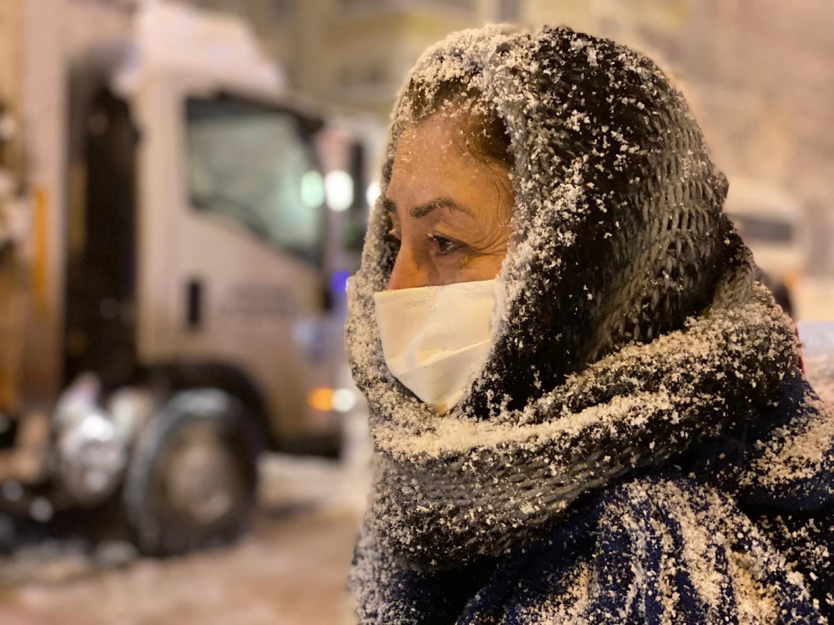 Kar yoğunluğunun yaşandığı Gaziantep\'te Fatma Şahin, çalışmaları sahada takip etti
