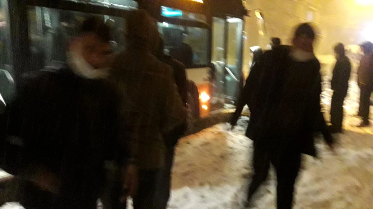 Gaziantep\'i kar vurdu: Vatandaşlar yolda kalan araçlarda mahsur kaldı