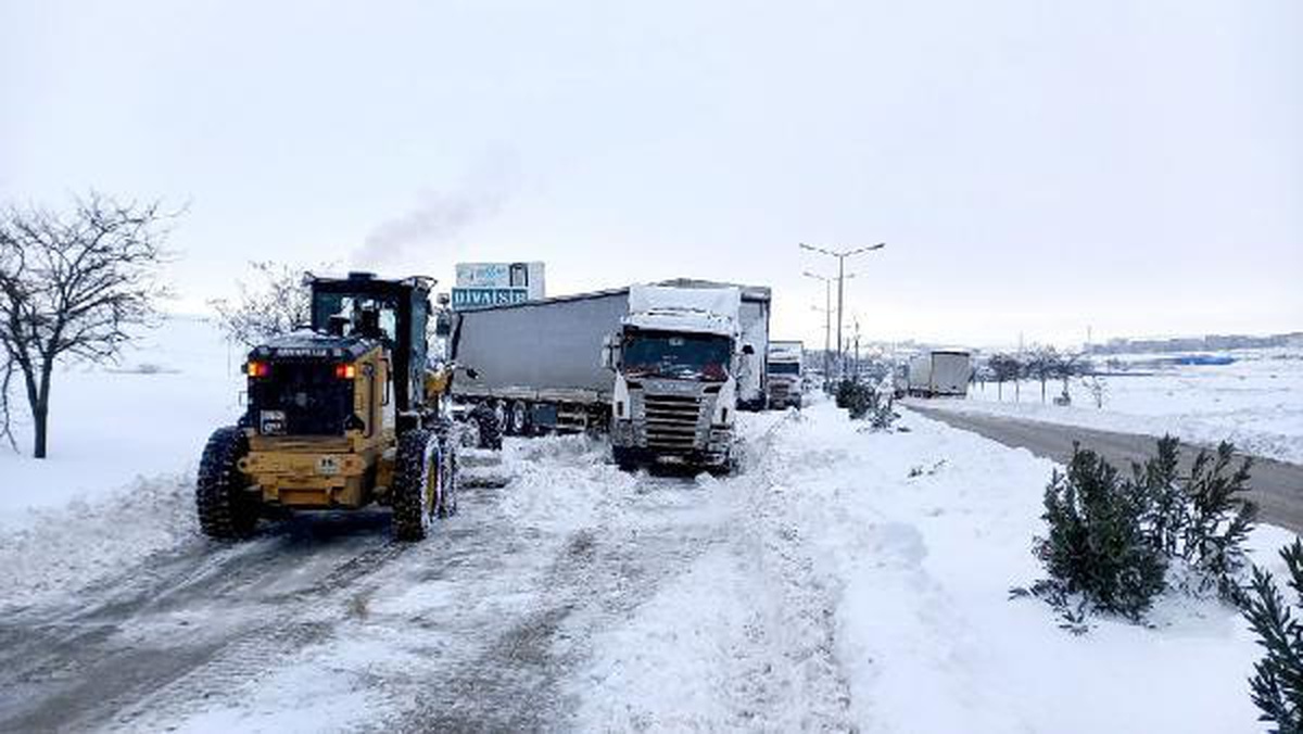 Gaziantep\'te kar yolları kapattı; mahsur kalan 1350 kişi kurtarıldı (2)