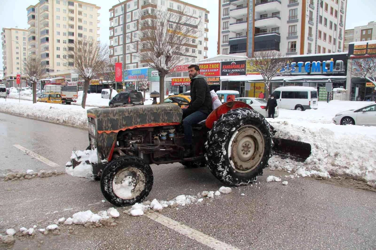 Gaziantep\'te vatandaş traktörüyle karları temizledi
