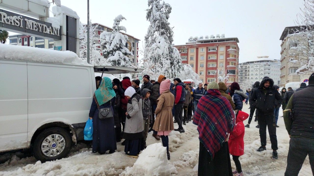 Gaziantep\'te yoğun kar yağışı hayatı durma noktasına getirdi