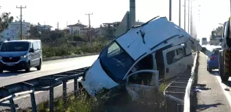 Hafif ticari araç önce bariyerlere ardından aydınlatma direğine çarptı: 4 yaralı