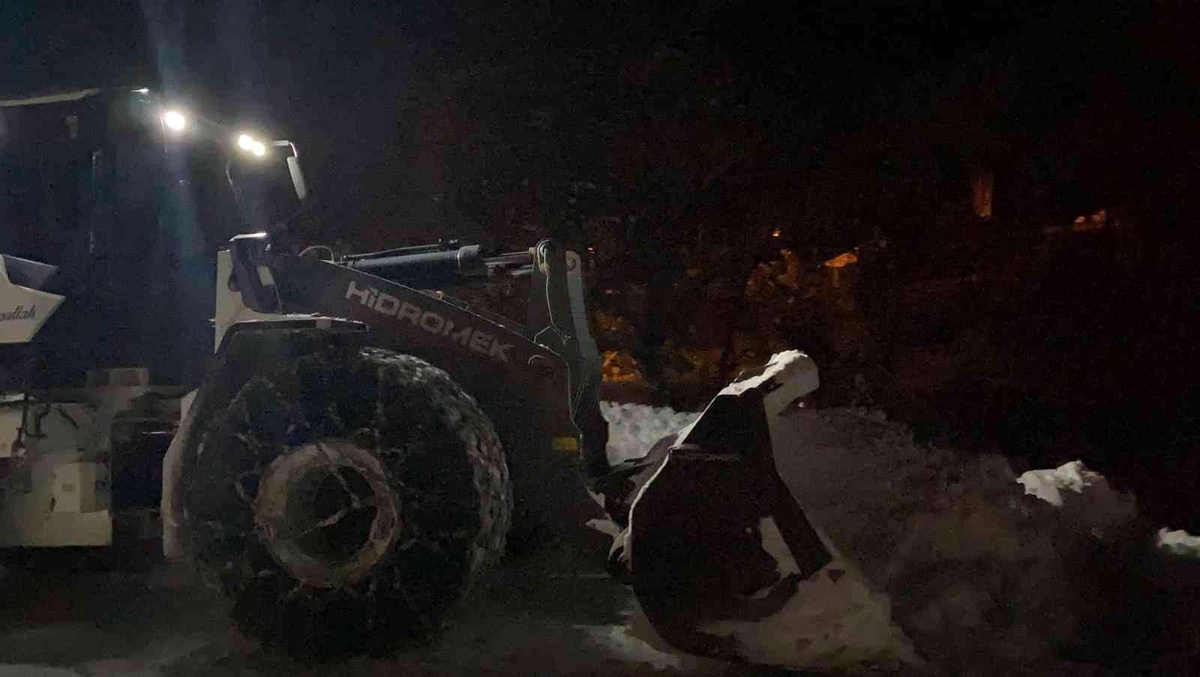 Hakkari\'de 20 yerleşim yerinin yolu ulaşıma kapandı