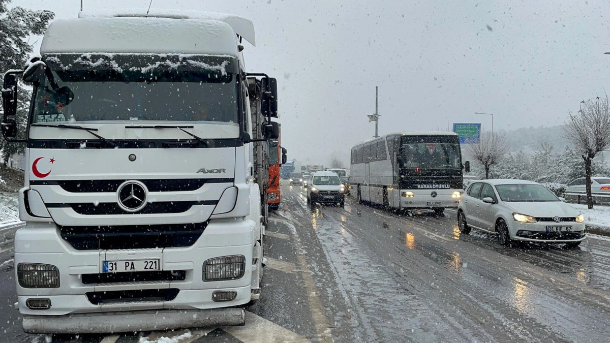 Kar yağışı ulaşımı olumsuz etkiledi - Antakya ile İskenderun arasında yol trafiğe açıldı