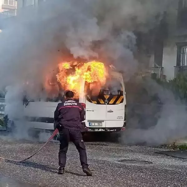Hatay'da seyir halindeki okul servisi yandı