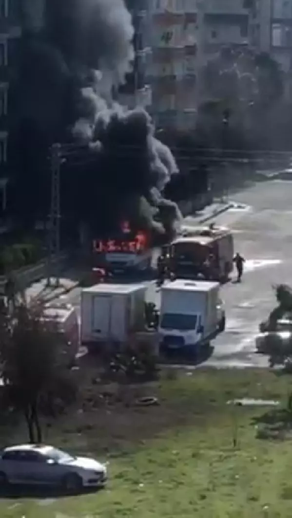 Hatay'da seyir halindeki okul servisi yandı