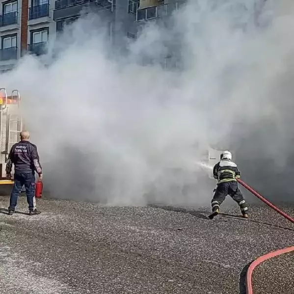 Hatay'da seyir halindeki okul servisi yandı