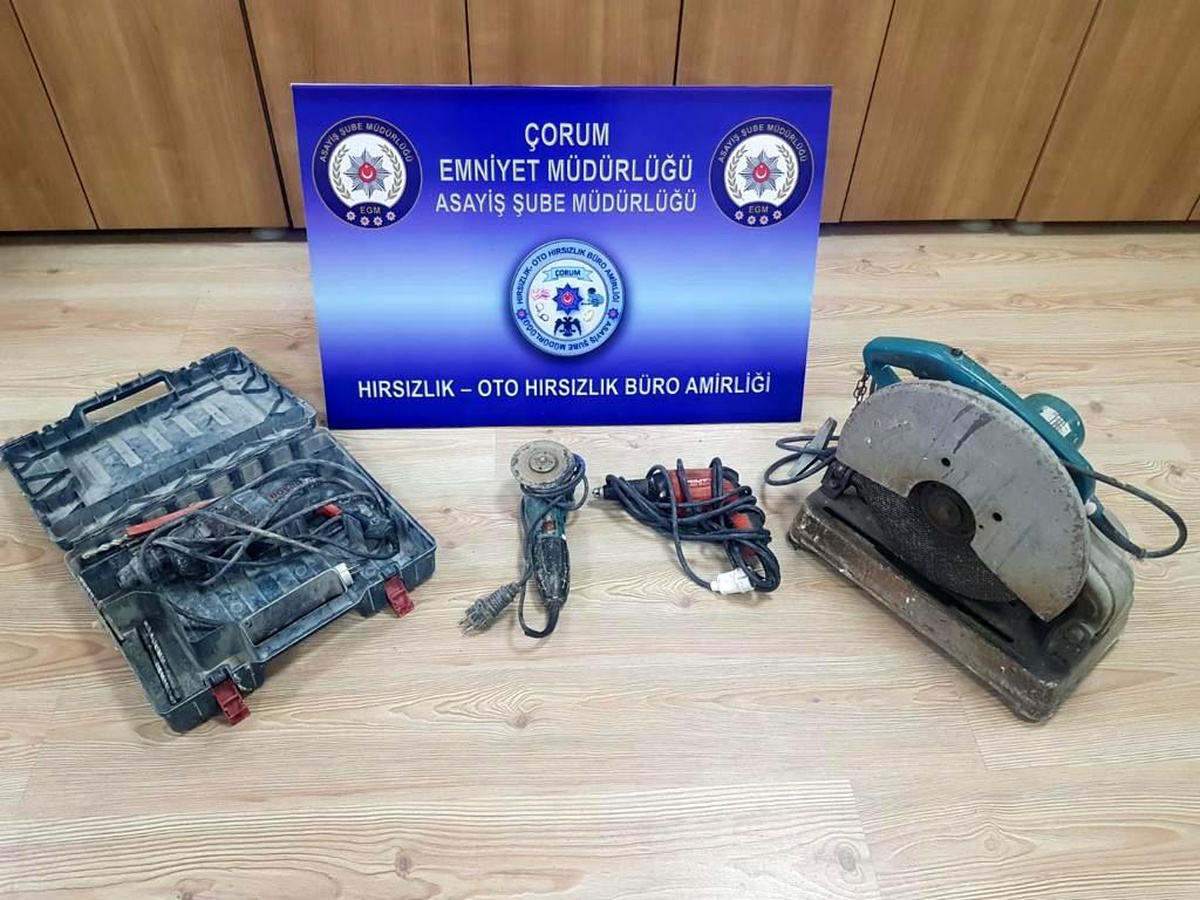 Hırsızlık zanlıları çalıntı malzemelerle yakalandı