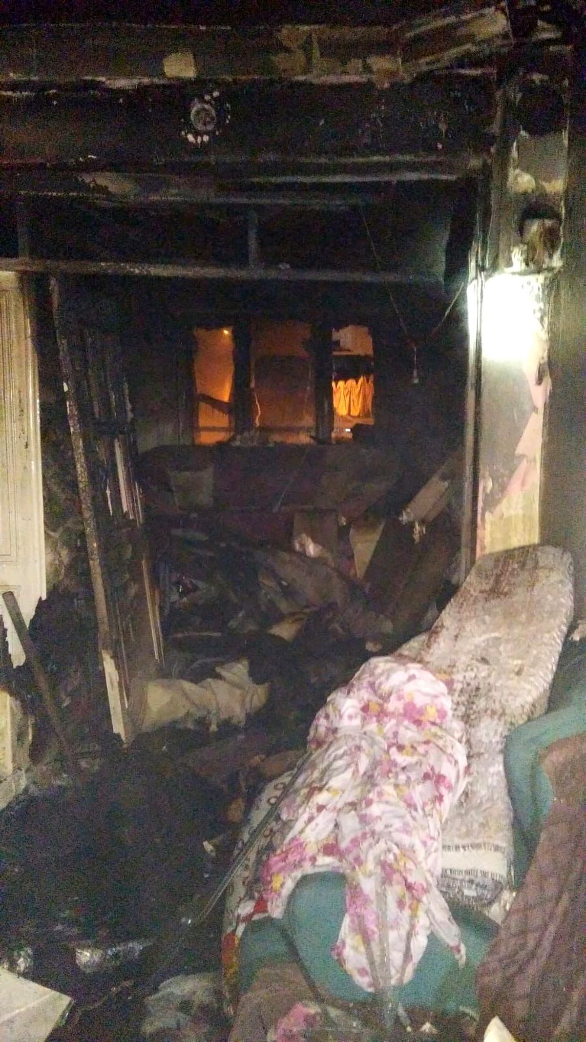 İki katlı evi alevler sardı