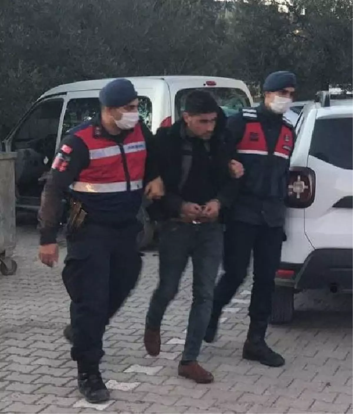 İkiz plakayla hırsızlık yaparken yakalandı