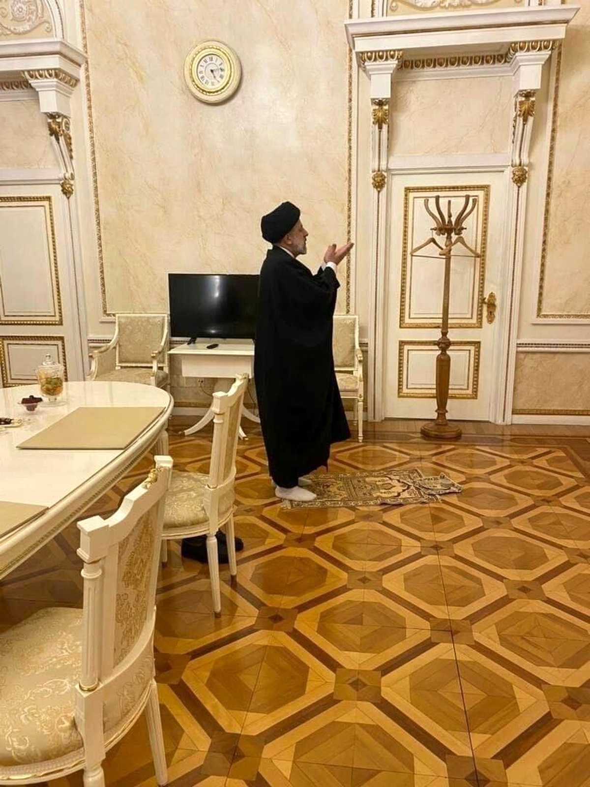 Son dakika haber! İran Cumhurbaşkanı Reisi, Kremlin\'de namaz kıldı
