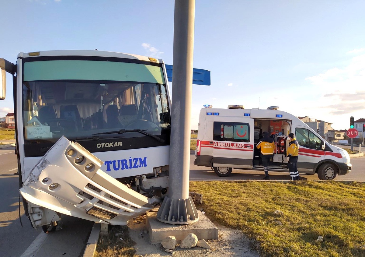 İşçi servisi ile otomobil çarpıştı: 3 yaralı