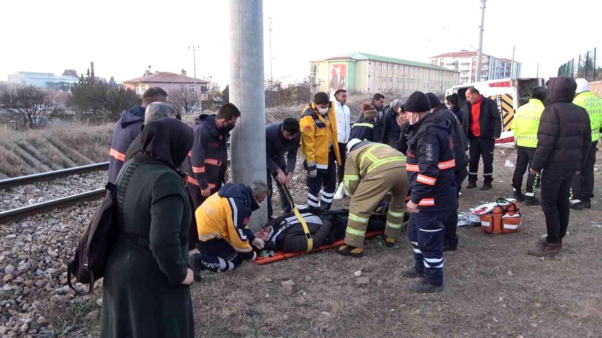 İşçileri taşıyan midibüs şarampole devrildi: 15 yaralı