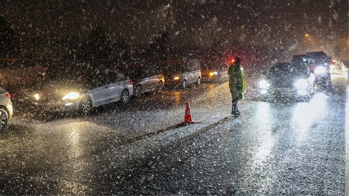 İstanbul\'daki kuvvetli kar yağışı için bir uyarı da Meteoroloji\'den geldi: Cuma\'dan itibaren 5 güne dikkat