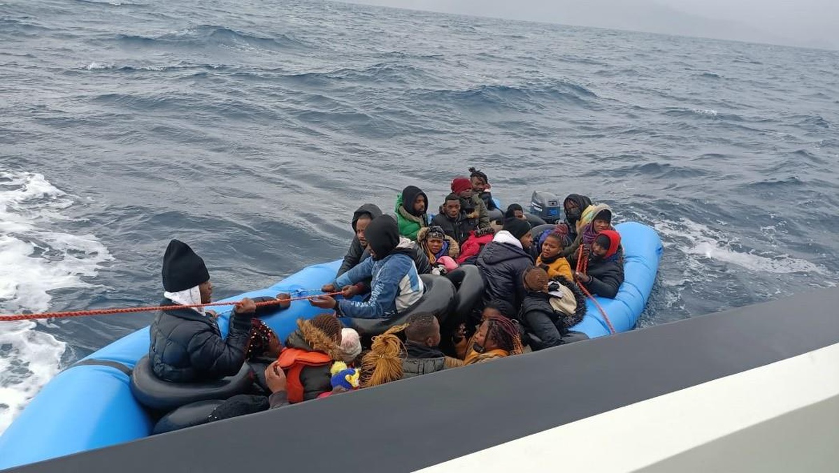İzmir açıklarında 38 düzensiz göçmen kurtarıldı