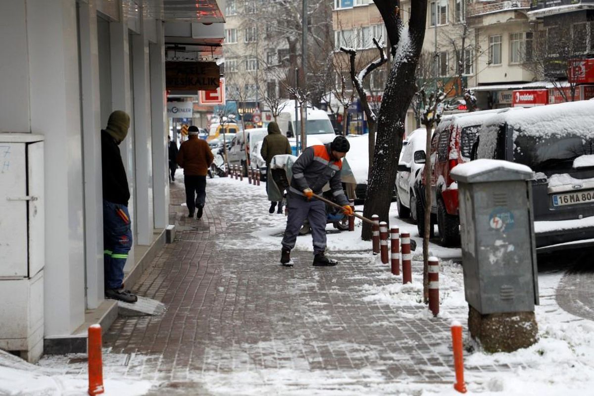 Kaldırımlar kar ve buzdan temizleniyor