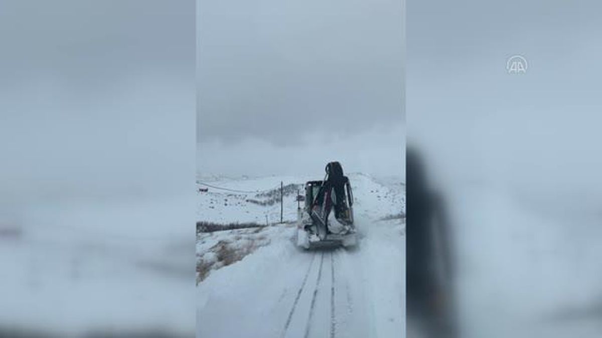 Kar nedeniyle mahsur kalan hastaya iş makinesiyle ulaşıldı
