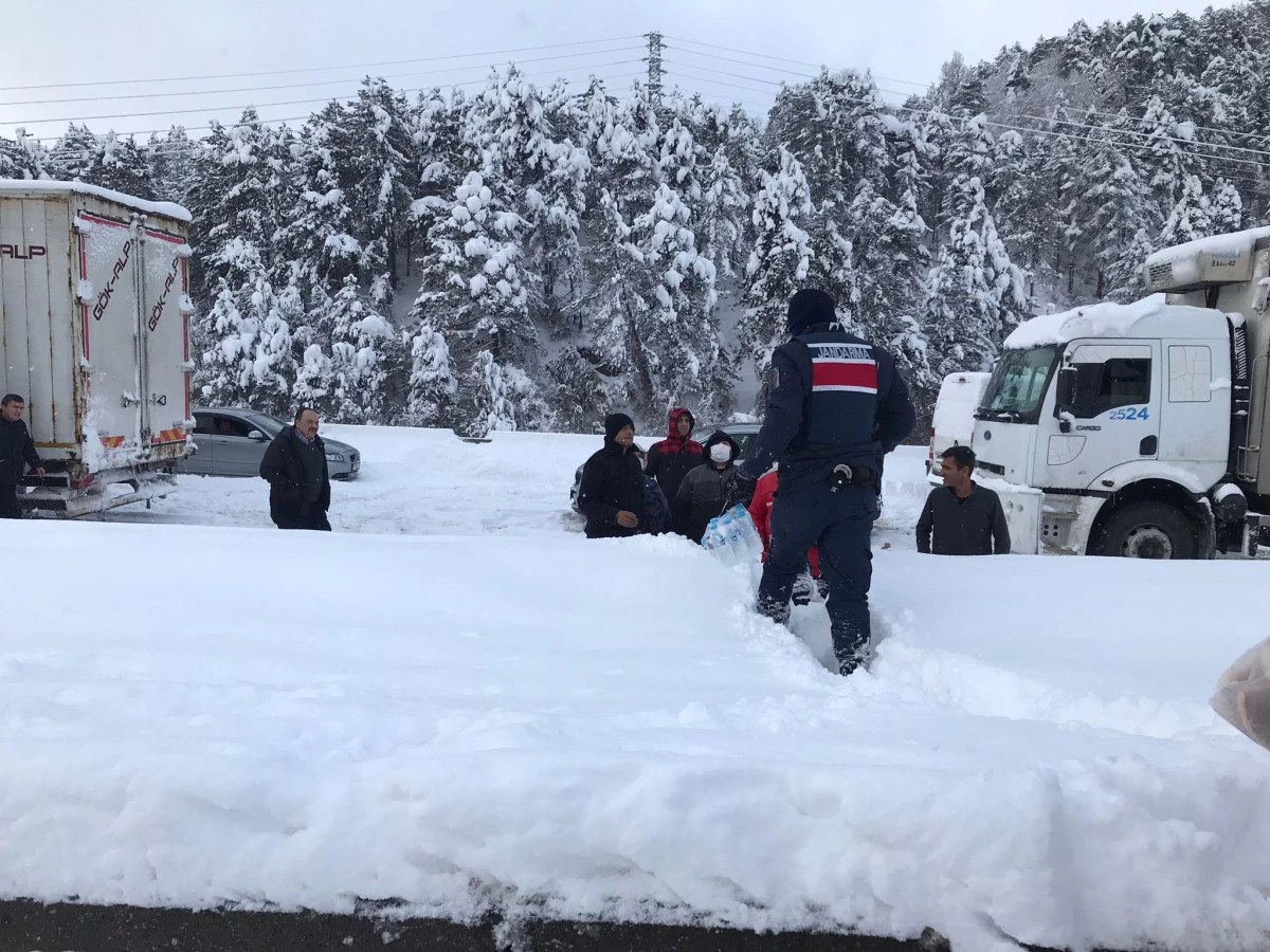 Kar nedeniyle yolda kalan sürücülerin yardımına ekipler yetişti