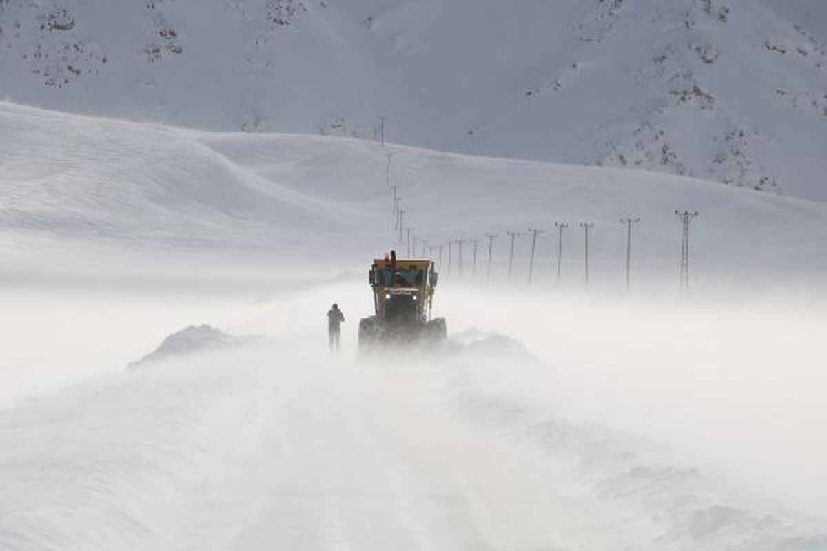 Kar ve tipi nedeniyle yolda mahsur kalan 40 öğrenci, 3 saatte kurtarıldı