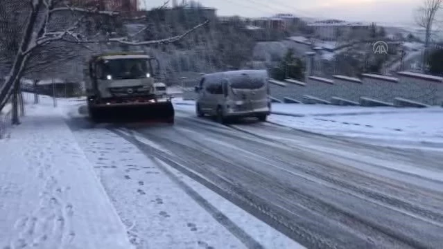 Devam eden kar, yaya ve sürücülere zor anlar yaşatıyor