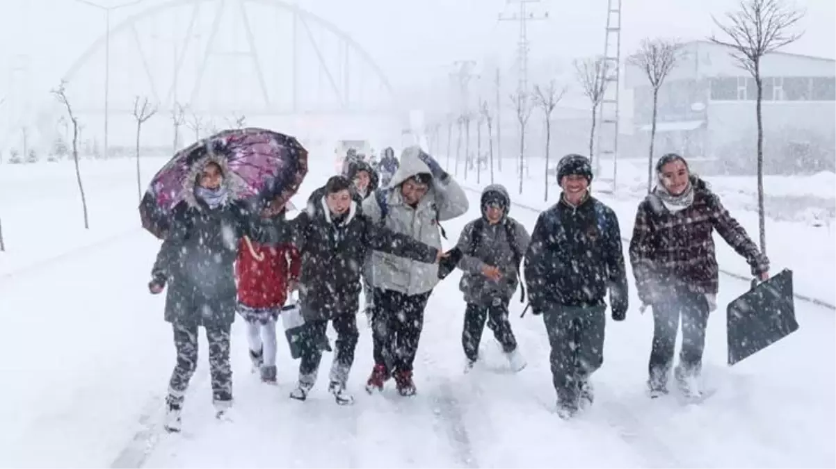 Kar yağışı tüm yurdu etkisi altına aldı, illerden arka arkaya tatil haberleri gelmeye başladı