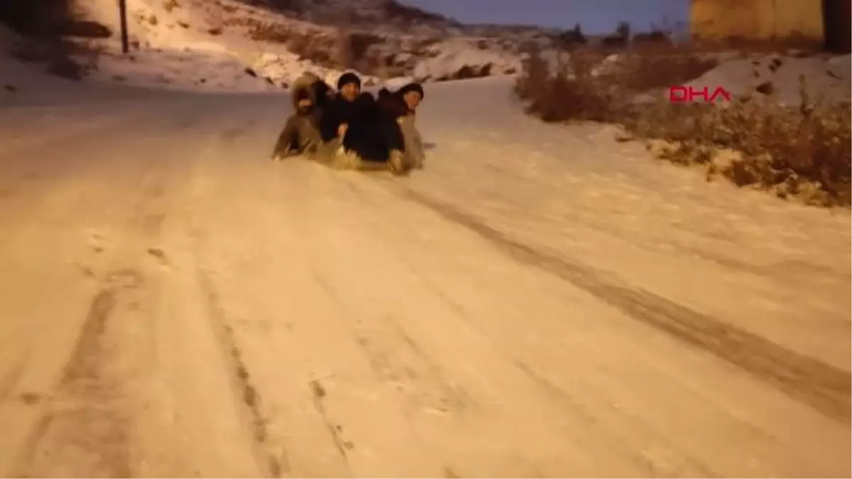 KAR YAĞIŞINI NAYLON POŞET VE TEPSİYLE EĞLENCEYE DÖNÜŞTÜRDÜLER