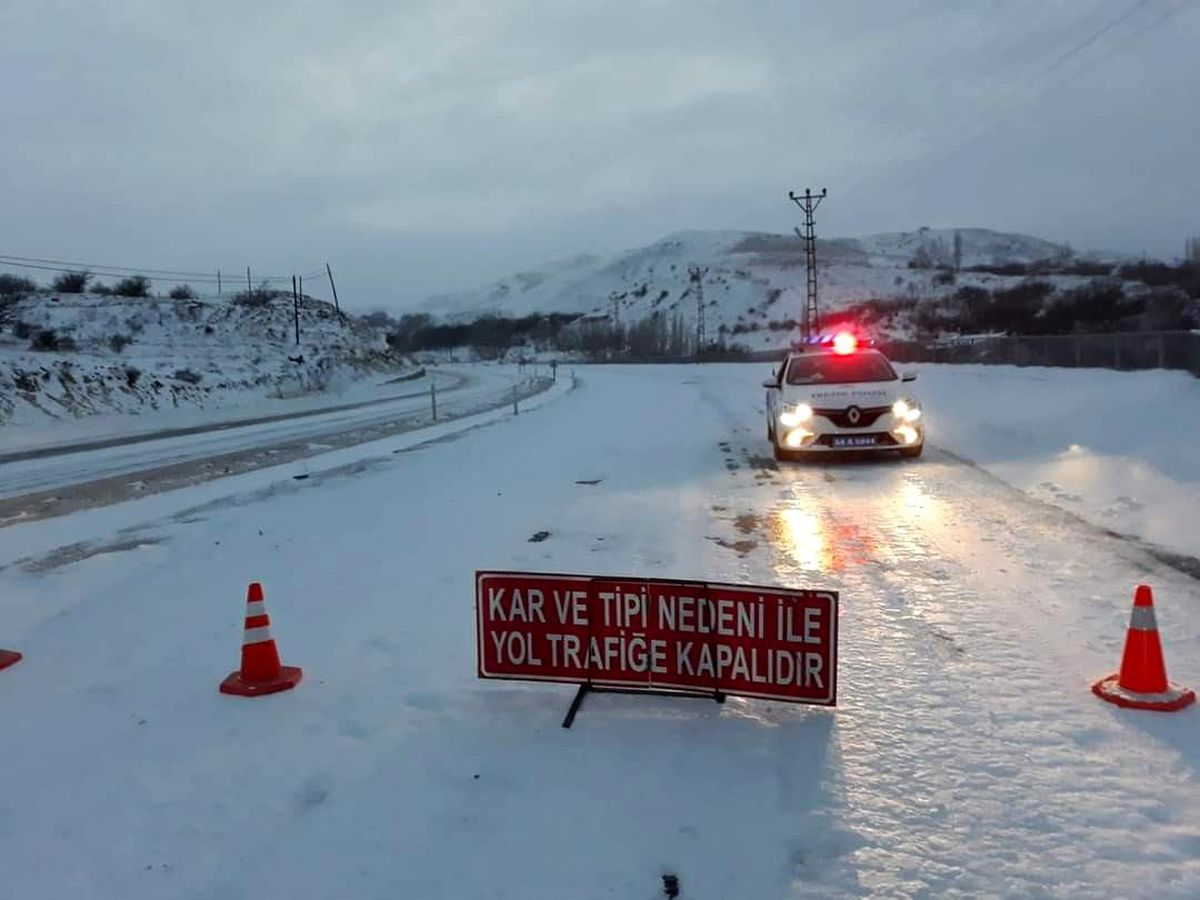 Kar yolları kapadı, araç trafiği durduruldu
