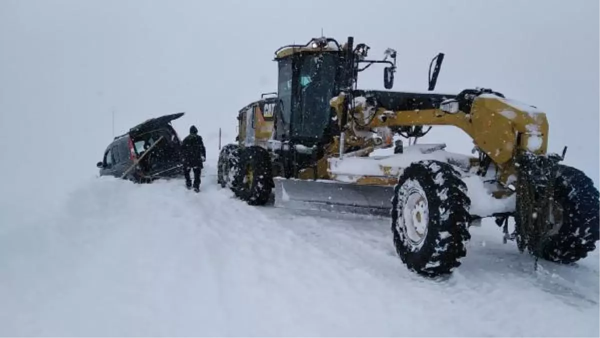 Kara saplanan araçtaki diyaliz hastalarının yolu, iş makinesiyle açıldı