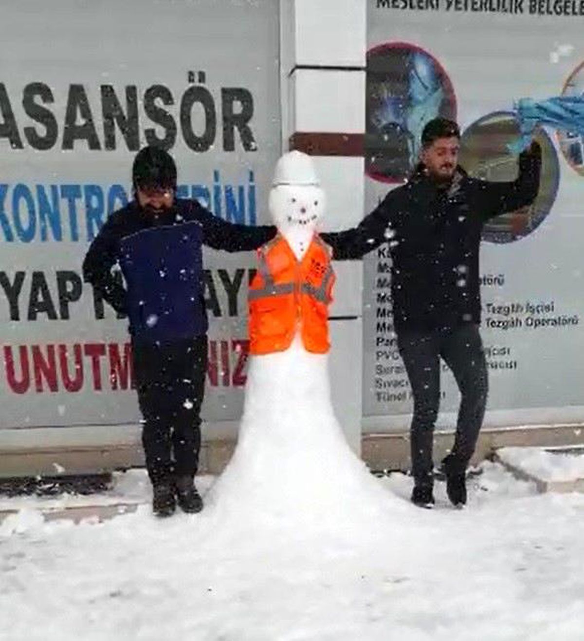 Kardan adamı giydirip birlikte halay çektiler