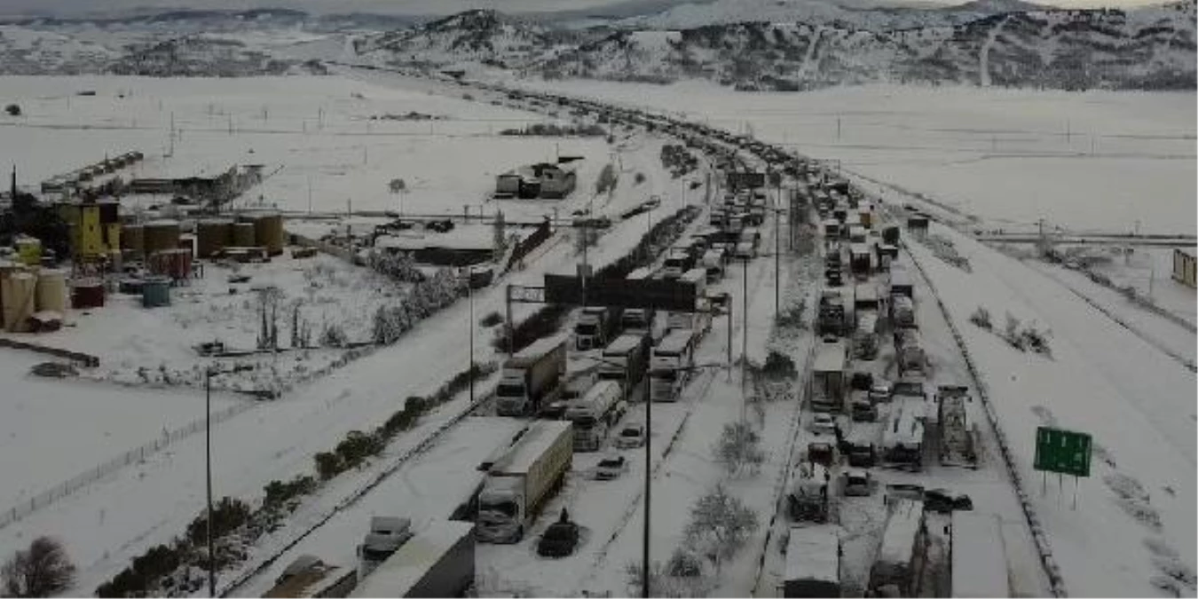 Kardan kapanan Tarsus-Adana-Gaziantep yolunda araç kuyruğu dronla görüntülendi