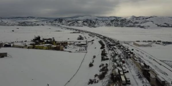 Kardan kapanan Tarsus-Adana-Gaziantep yolunda araç kuyruğu dronla görüntülendi