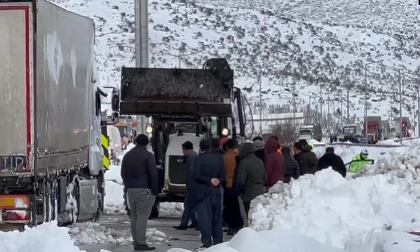 Kardan kapanan Tarsus-Adana-Gaziantep yolunda araç kuyruğu dronla görüntülendi