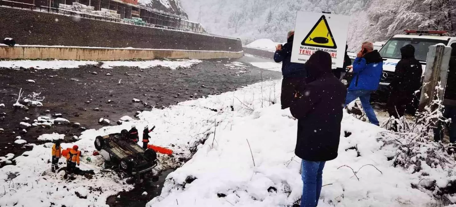 Karlı yolda kontrolden çıkan araç dereye uçtu: 1 ölü, 1 yaralı