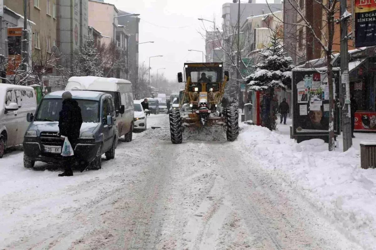 Kars\'ta belediye yolların karını temizliyor