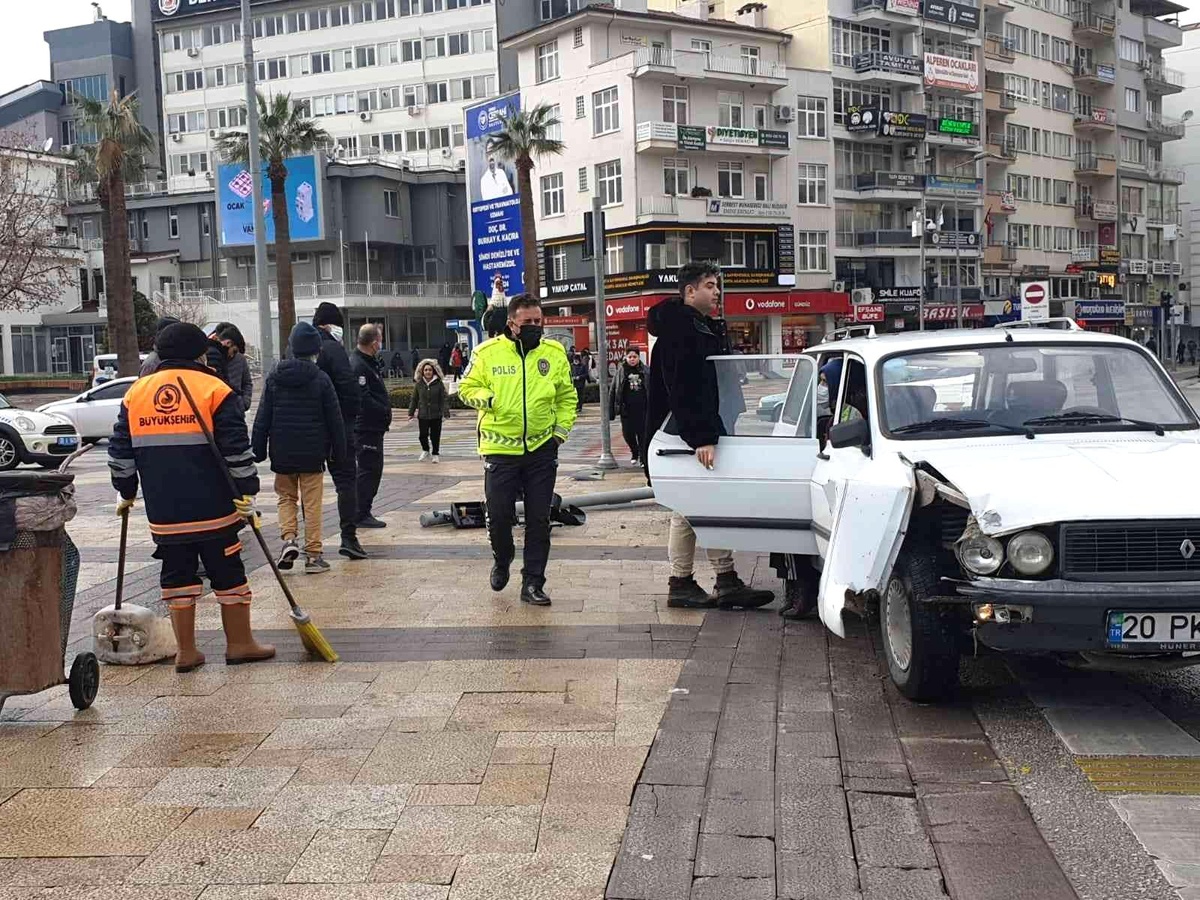 Kontrolden çıkan otomobil trafik ışıklarına çarparak durabildi