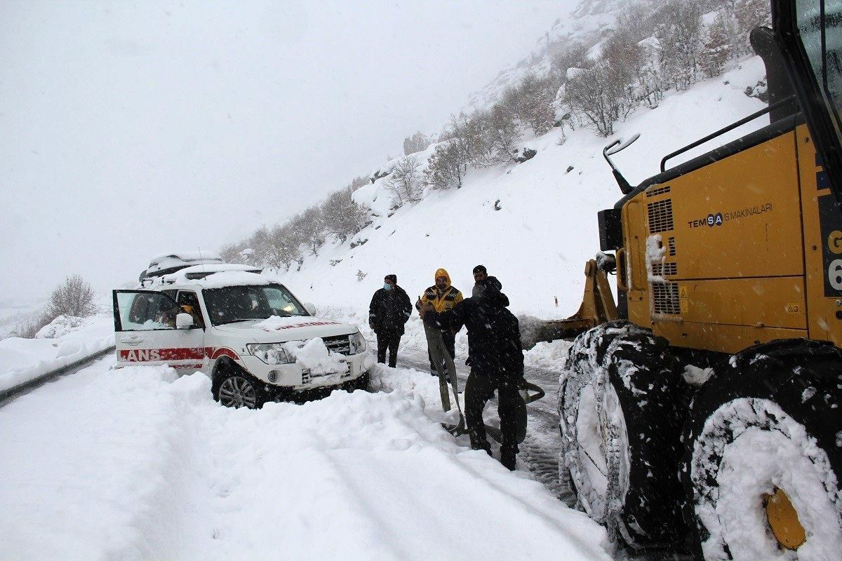 Son dakika haber: Kulp\'ta ambulanslar karda mahsur kaldı
