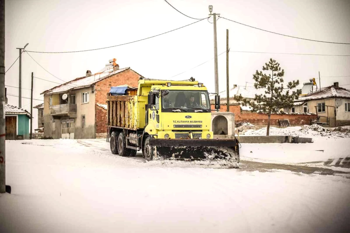 Mahallelerde kar temizleme, küreme ve tuzlama çalışmaları