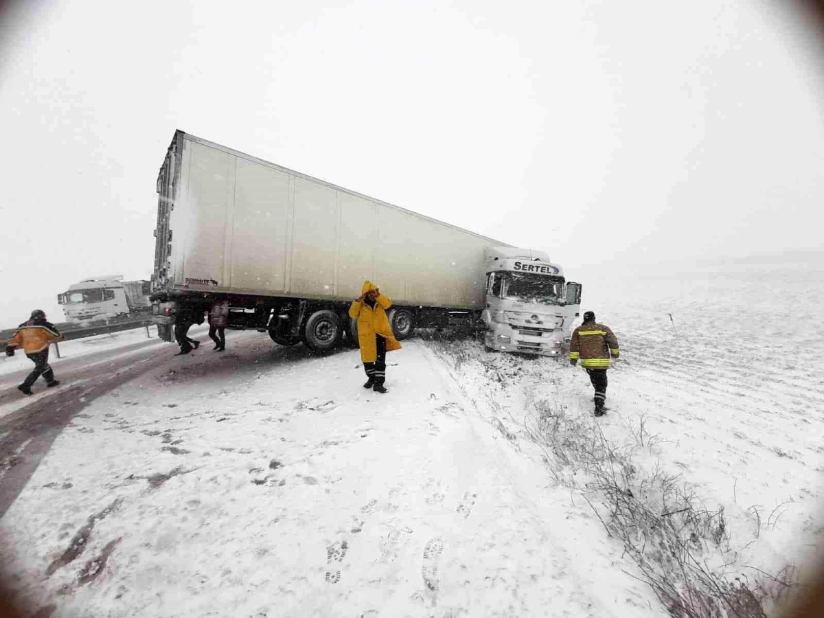 Mardin\'de kar nedeniyle trafik kazaları peş peşe geldi