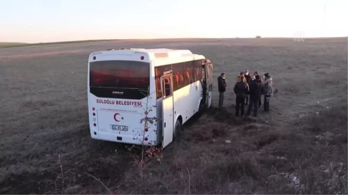 Memurları taşıyan servis minibüsünün lastiği patladı, 8 kişi yaralandı