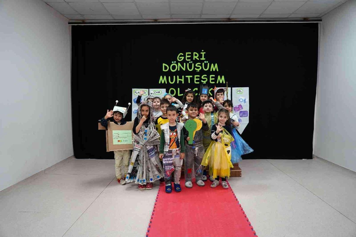 Miniklerden geri dönüşüm defilesi