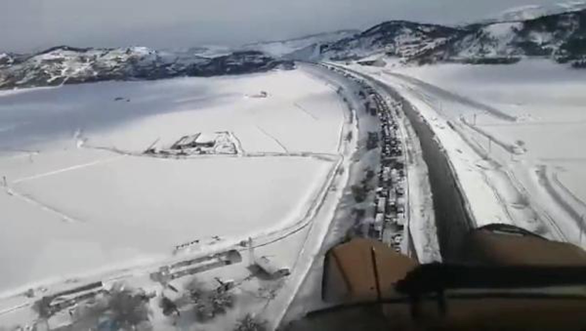 MSB, Adana-Gaziantep otoyolunda mahsur kalanlar için 2 helikopter görevlendirdi (2)
