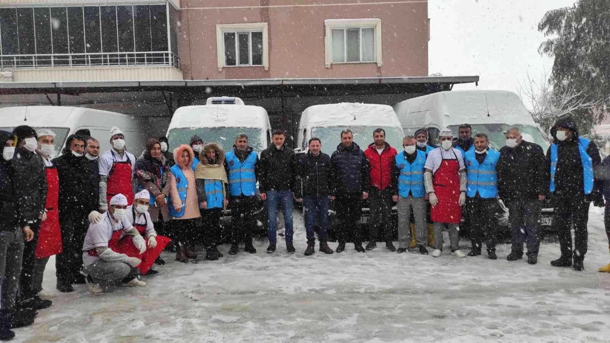 Nusaybin\'de Vefa Destek Grubu 5 bin kişiye sıcak yemek dağıttı