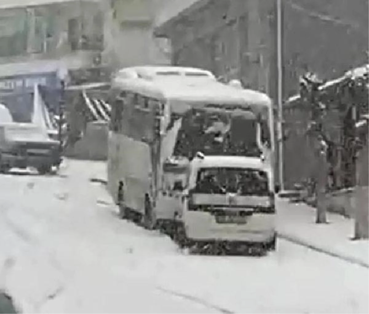 Öğrenci midibüsü karla kaplı yolda hafif ticari aracı sürükledi