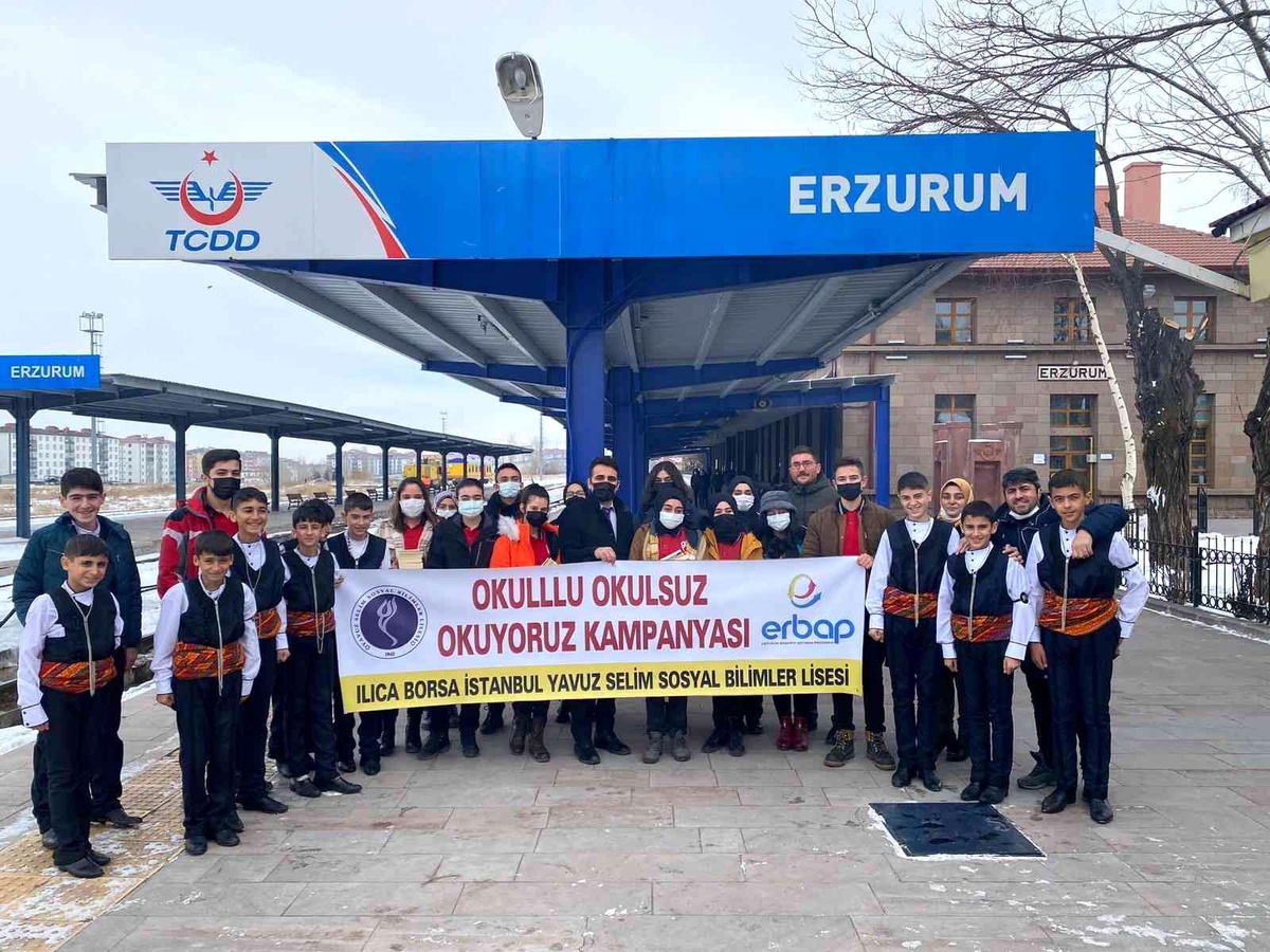 \'Okullu Okulsuz Okuyoruz\' projesi kapsamında tren garında kitap dağıttılar