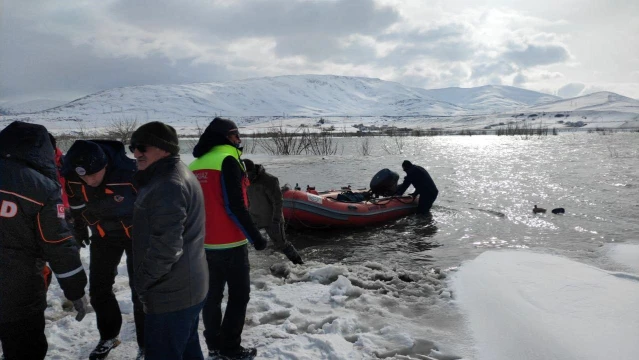 Yaptıkları strafor botla barajda buzlar arasında mahsur kaldılar