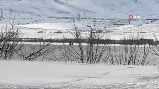 Yaptıkları strafor botla barajda buzlar arasında mahsur kaldılar