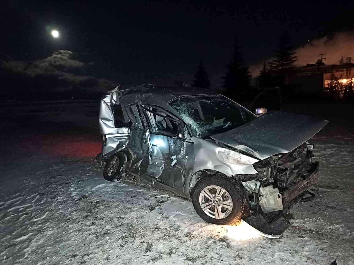 Otobüs ile çarpışan otomobildeki öğretmen ağır yaralandı