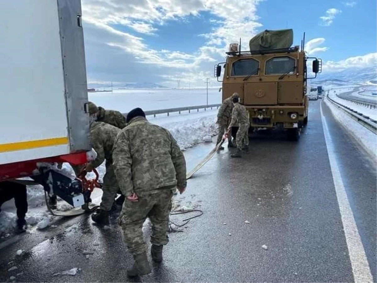 Otoyolda mahsur kalanlar için havadan karadan kurtarma çalışması yürütülüyor